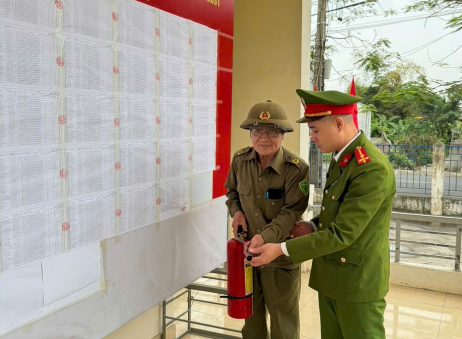 Công an phường Hồng An đảm bảo an toàn PCCC cho 34 điểm bỏ phiếu